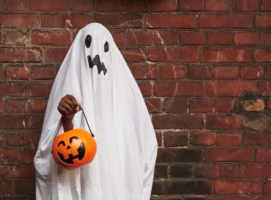 How to make a ghost costume for Halloween