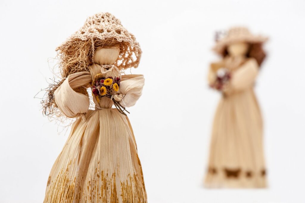 How to make a traditional cornhusk doll, at